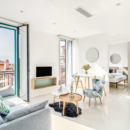 New ! Sea View Design + Balcony 203 Апартаменты